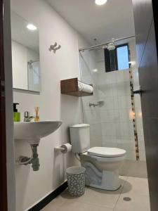 ein Bad mit einem WC, einem Waschbecken und einer Dusche in der Unterkunft Encantador apartamento cerca al aeropuerto in Bogotá