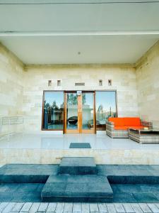 庫布盼洛坎的住宿－Batur Exotic Villa，客厅配有橙色家具和蓝色地毯。