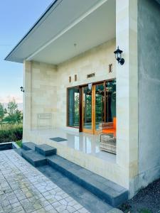 庫布盼洛坎的住宿－Batur Exotic Villa，一座带玻璃门和庭院的房子