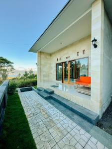 Casa moderna con patio con sofá naranja en Batur Exotic Villa, en Kubupenlokan