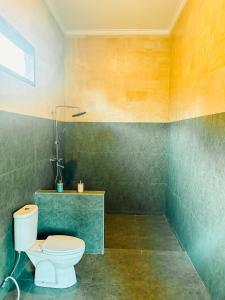 庫布盼洛坎的住宿－Batur Exotic Villa，浴室配有白色卫生间和台面