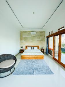 庫布盼洛坎的住宿－Batur Exotic Villa，一间卧室配有一张床和一把椅子