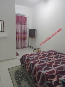 una camera con un letto di Homestay UmahMak a Bandar Puncak Alam
