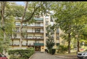 ein Apartmenthaus mit einem Parkplatz davor in der Unterkunft luxe Paris Ris in Ris-Orangis