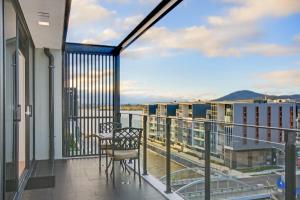 einen Balkon mit einem Tisch und Stühlen sowie Aussicht in der Unterkunft Dockside Apartments Kingston ACT in Canberra