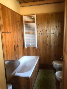 ein Badezimmer mit einer Badewanne, einem WC und einem Waschbecken in der Unterkunft LA CASA DEL CASTELLANO in Cinzano