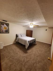 een slaapkamer met een bed en een plafond bij Heaven's Ridge Vacation Home in Waynesville