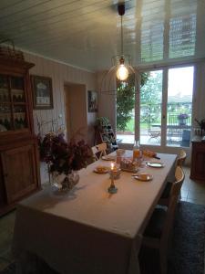 Blye的住宿－Le Ronsard，餐桌和白色桌布