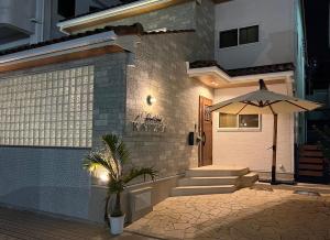 Casa con patio con sombrilla en ResortHouse-KAPUKA, en Chatan