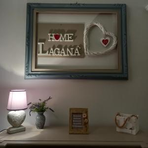 a picture on a wall with a lamp on a table at HOME Lagana' in Messina