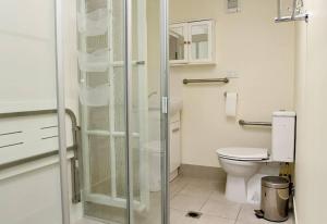 een badkamer met toilet en glazen douche bij Anchorage in Amity Point