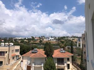 - une vue sur la ville depuis l'immeuble dans l'établissement Great Views Apartment II, à Limassol