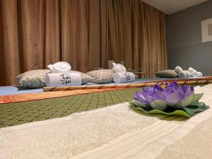 Postel nebo postele na pokoji v ubytování Hues Boutique Hotel