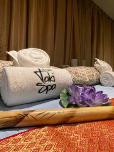 Postel nebo postele na pokoji v ubytování Hues Boutique Hotel