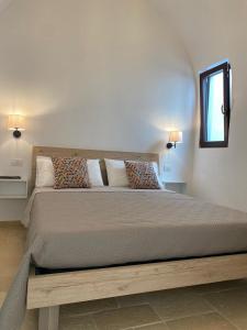 ein Schlafzimmer mit einem großen Bett mit einem Holzrahmen in der Unterkunft Nonna Cia in Gallipoli