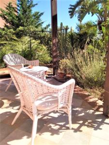 A garden outside VILLA TREROSE by Trerose Properties - Villa centrale con wi-fi e posto auto privato gratuiti