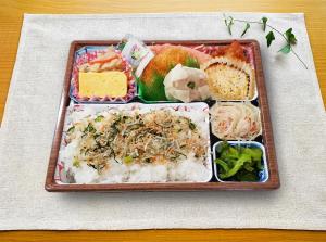 una bandeja de comida con arroz y otros alimentos en Hotel Trend Nagano en Nagano