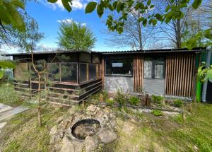 una casa con un jardín delante de ella en Scandinavia bungalow en Kamennaya Gora