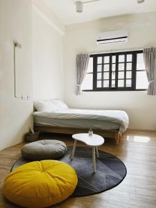 una camera con due letti e un tavolo di Stay Liuqiu Diving Hostel a Xiaoliuqiu