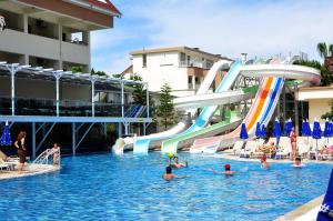 Bazén v ubytování Side Yeşilöz Hotel nebo v jeho okolí