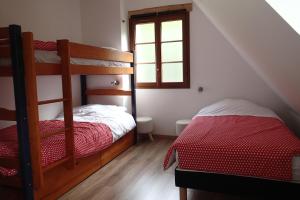 - une chambre avec 2 lits superposés et une fenêtre dans l'établissement chez Peyra, à Loudenvielle