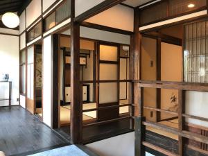 une chambre avec des portes en verre dans un bâtiment dans l'établissement Third&Place Kyoto_ShijoOmiya/四条大宮, à Kyoto