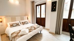 Tempat tidur dalam kamar di Oidu - Cagliari Suites