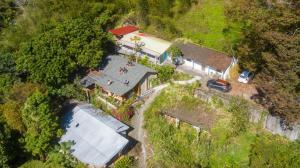 una vista aérea de una casa con garaje en Sali Mu Homestay en Taian