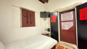 Postel nebo postele na pokoji v ubytování 銃樓民宿 Kinmen gunhouse
