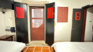 Postel nebo postele na pokoji v ubytování 銃樓民宿 Kinmen gunhouse