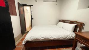 Postel nebo postele na pokoji v ubytování 銃樓民宿 Kinmen gunhouse