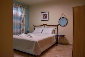 イラクリトサにあるIraklitsa Viewのベッドルーム1室(ベッド1台、タオル2枚付)
