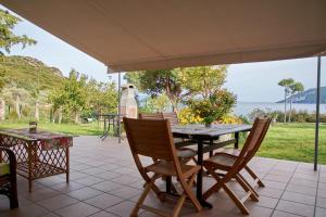 イラクリトサにあるIraklitsa Viewの海の景色を望むパティオ(テーブル、椅子付)