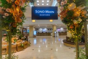 un centro comercial con un letrero que dice que sono moon conduce en Sono Moon Danyang en Danyang