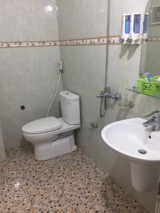 y baño con aseo y lavamanos. en Xuân Mỹ Hostel Bãi Cháy, en Ha Long