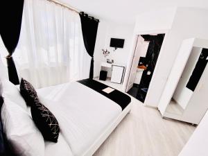 Postel nebo postele na pokoji v ubytování IANIS Rooms