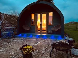 a small dome house with a table and chairs at Park Hill Pod in Stratford-upon-Avon