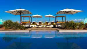 Bazén v ubytování Blue Margouillat Seaview Hotel-RELAIS & CHATEAUX nebo v jeho okolí