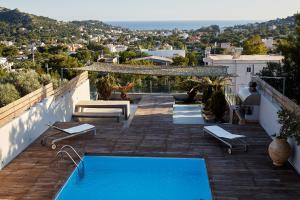 una piscina en un patio con vistas a la ciudad en Magnificent, Deluxe Villa, Lagonisi, Athens Riviera, en Áyios Nikólaos