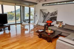 TV/trung tâm giải trí tại Magnificent, Deluxe Villa, Lagonisi, Athens Riviera