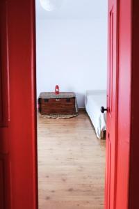 una puerta abierta a una habitación con cama en Além Tejo Guesthouse, en Mértola