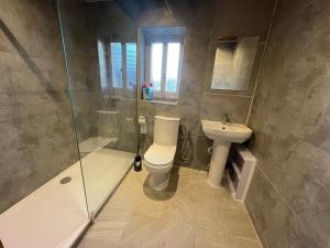 ペリアック・ド・メールにあるChemin Neufのバスルーム(シャワー、トイレ、シンク付)