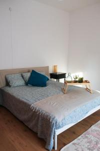 Un dormitorio con una cama con una mesa. en Além Tejo Guesthouse, en Mértola