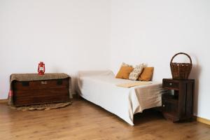 sypialnia z białym łóżkiem i stolikiem nocnym w obiekcie Além Tejo Guesthouse w mieście Mértola