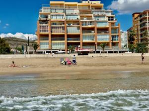 budynek na plaży z ludźmi na plaży w obiekcie Atico Morro de Gos REF 058 w mieście Oropesa del Mar