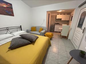 1 dormitorio con 1 cama y sala de estar en Park, en Agioi Theodoroi