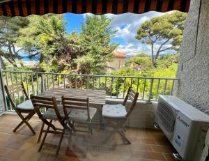 un tavolo e sedie su un balcone con vista di La Madrague a Saint-Cyr-sur-Mer