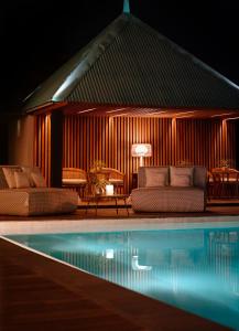 Bazén v ubytování Blue Margouillat Seaview Hotel-RELAIS & CHATEAUX nebo v jeho okolí