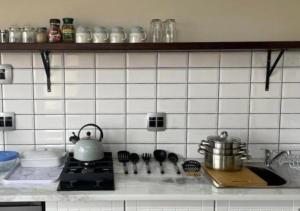 Dapur atau dapur kecil di Moon Landscape Self Catering +5 gambar