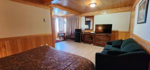 Una sala de estar con un sofá y un televisor. en Auberge Motel 4 Saisons, en Blanc-Sablon 20 fotos más